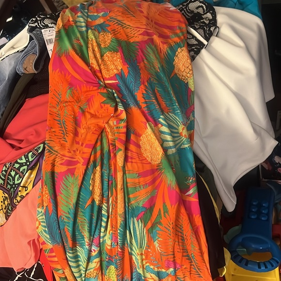 Beautiful jumper, size large, no tags, adjustable straps. Pockets - Picture 6 of 6